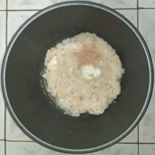 Masukkan ikan dan air lalu aduk. Masukkan garam, gula, dan kaldu ayam. Aduk sampai tercampur rata.