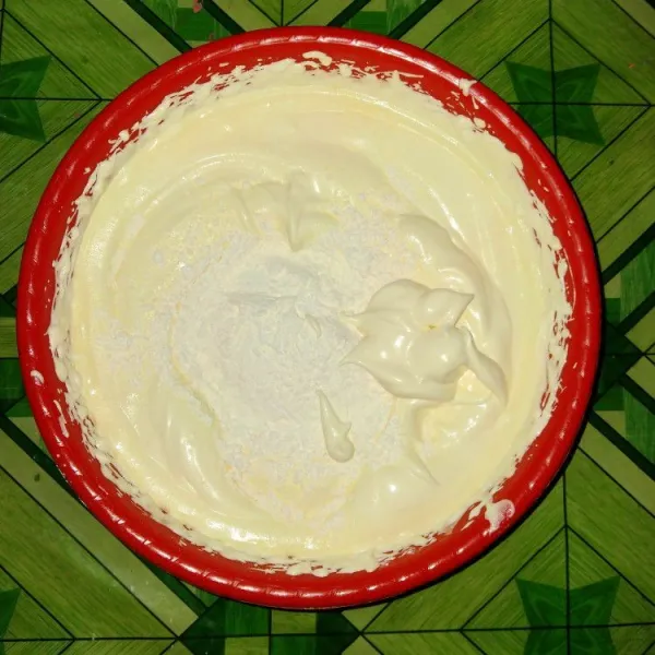 Setelah putih berjejak masukkan baking powder, vanili, susu bubuk, garam, dan tepung terigu yang telah diayak terlebih dahulu