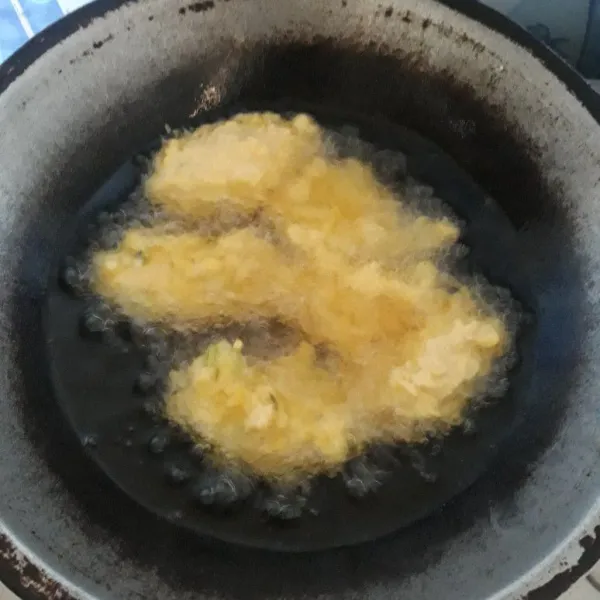 Goreng ampal jagung hingga kuning kecoklatan.
