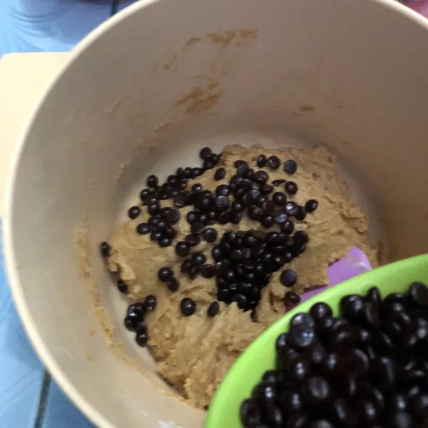 Tambahkan chocochip untuk adonan cokelat dan vanilla, aduk hingga rata.