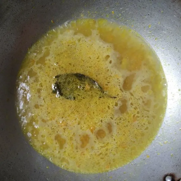 Tambahkan air. Masak hingga mendidih. Bumbui dengan garam, penyedap dan air perasan jeruk nipis. Koreksi rasa.
