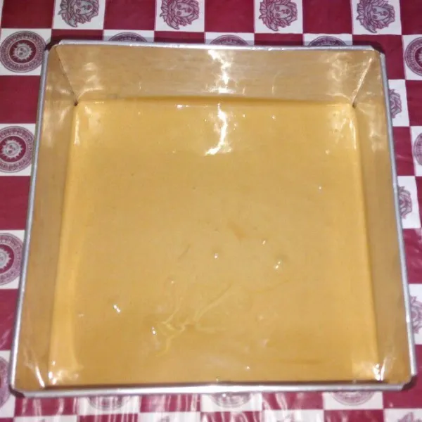 Tuang adonan coklat ke dalam loyang ukuran 18x18 yang sudah dialasi baking paper