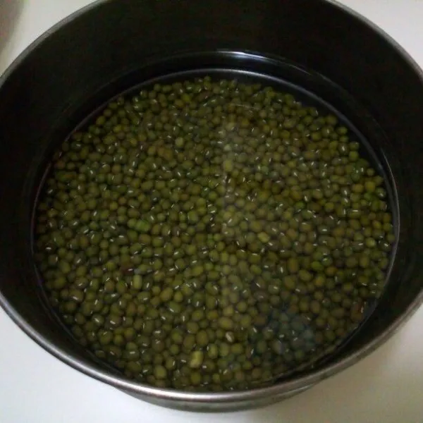 Cuci bersih kacang hijau, rendam selama 1 jam.