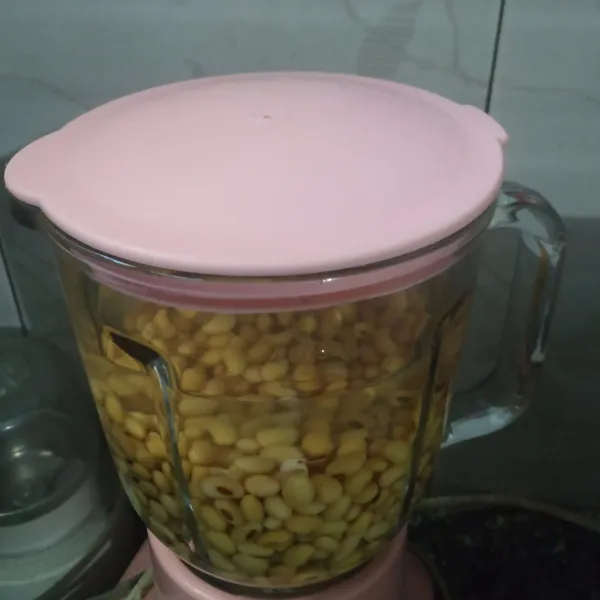 Setelah direndam semalam kacang kedelainya , cuci bersih lalu blender dengan air 500 ml.
