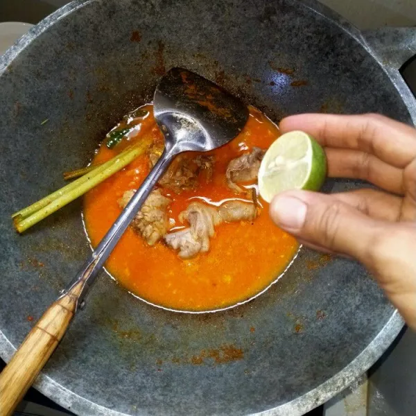 Tambahkan perasan jeruk nipis. Masak sampai air surut. Siap disajikan.