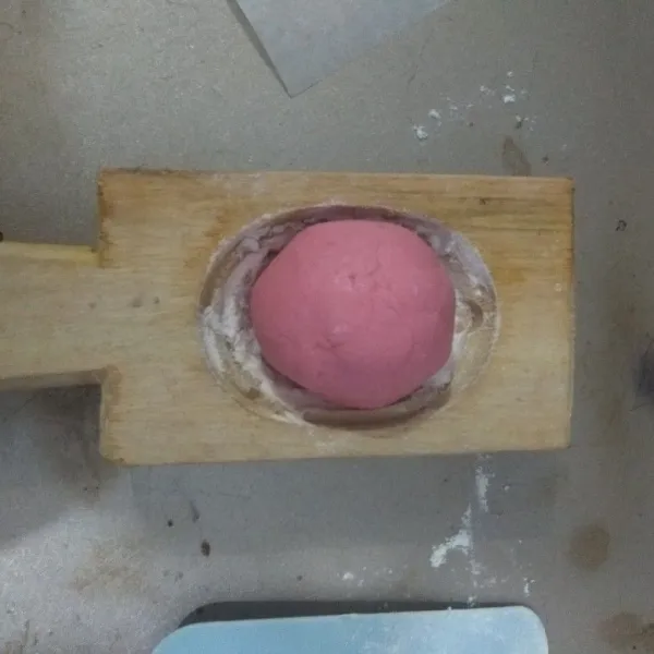 Taruh dalam cetakan dan tekan kemudian keluarkan dari cetakan. Lakukan sampai adonan habis.