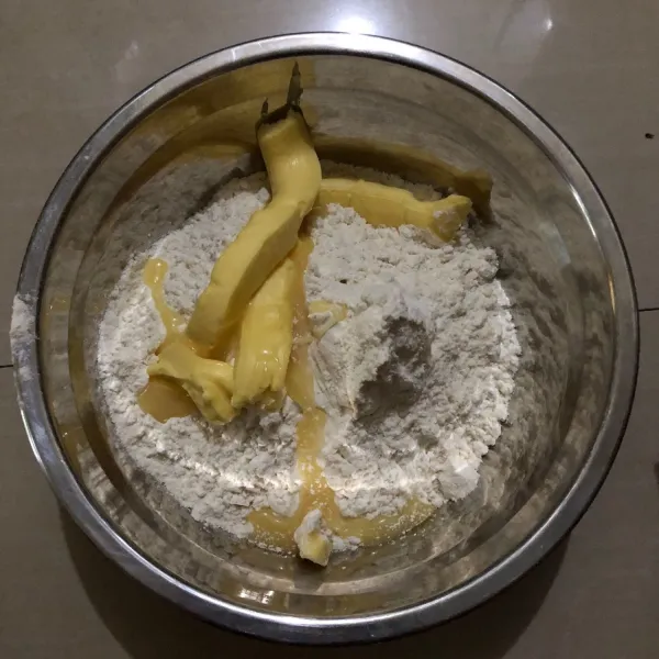 Campur tepung dan mentega hingga bertekstur pasir