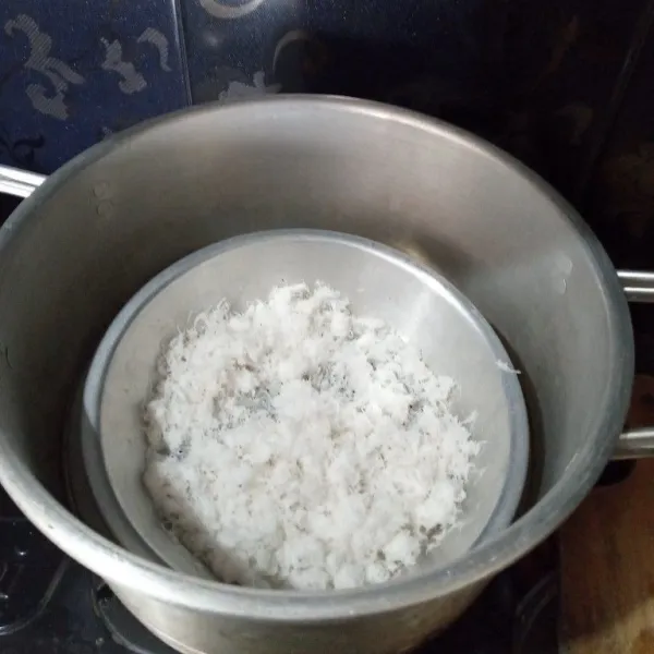 Campur bahan balutan sampai rata, kukus kurang lebih 5 menit, sisihkan