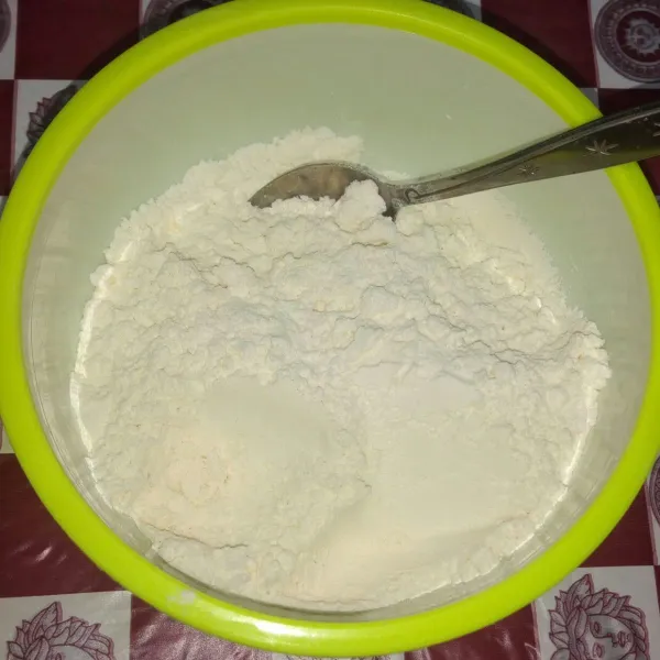 Campur terigu, garam dan baking powder aduk rata sisihkan dahulu