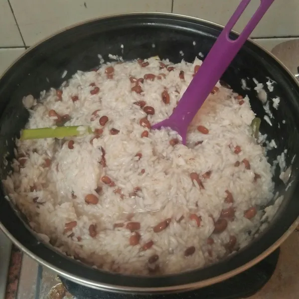 Lalu masukkan kelapa parut yang sudah dikukus. Aduk rata lalu matikan kompor.