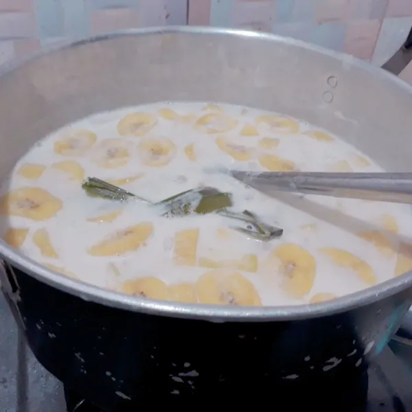 Masukkan pisang & singkong. Masak kembali hingga mendidih.