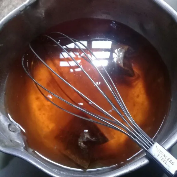 Masukan bahan lapisan teh, aduk sampai tercampur rata dan berubah  warna.