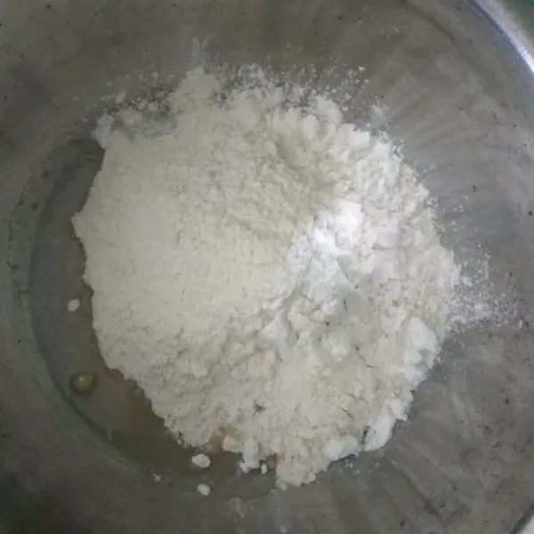 Campur terigu, tapioka, garam dan minyak aduk rata