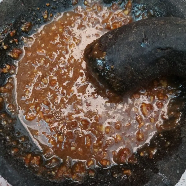 Uleg semua bahan sambal campur jadi satu, kecuali air asam.