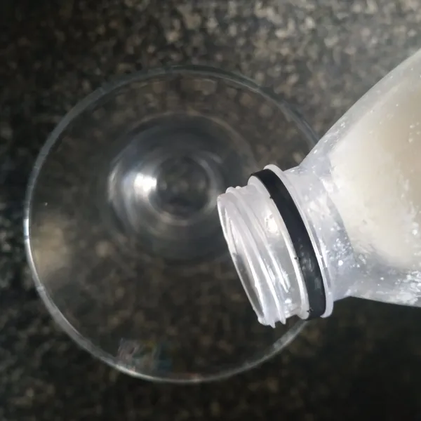 Tuang susu kedelai ke dalam gelas.