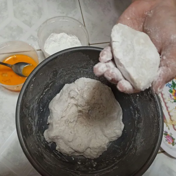 Berikut gambar bentuk pempek isi telur. Ketika selesai di bentuk harus langsung di masukkan ke air mendidih. Gunanya agar telur tidak bocor.