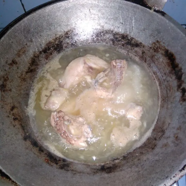 Masukkan ayam ungkep sampai empuk, air menyusut dan bumbu meresap.
