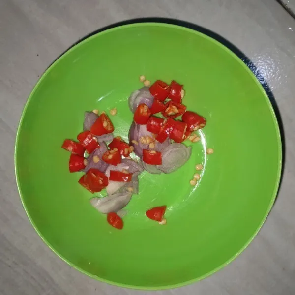 Campur cabe dan bawang merah. Kemudian tekan-tekan (penyet-penyet) dengan sendok.