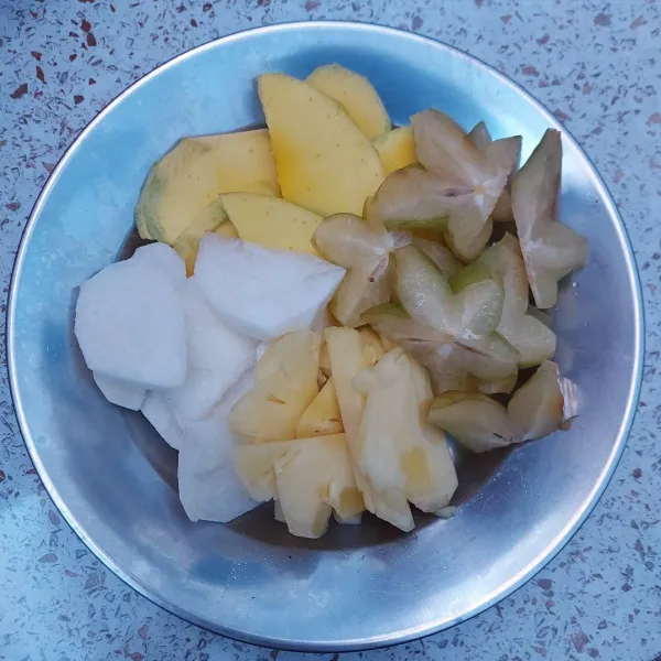 Kupas dan potong semua buah sesuai selera. Sisihkan.