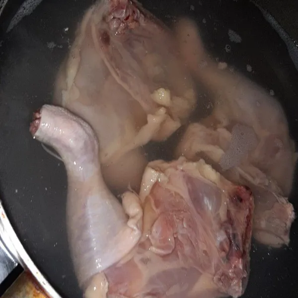 Cuci bersih ayam lalu didihkan air di panci dan rebus ayam, tambahkan jeruk nipis