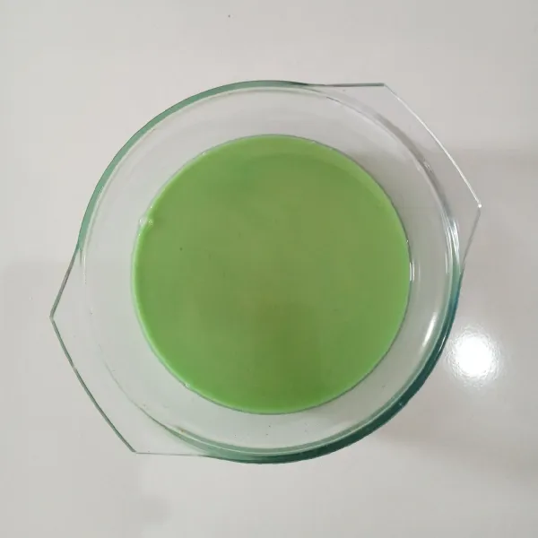 Campur semua bahan, tambahkan 50 ml air endapan daun pandan (bisa ganti dengan pasta pandan, jika menggunakan pasta pandan air di tambah 50 ml), aduk hingga tercampur merata