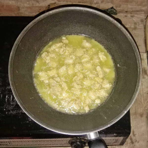 Campurkan terigu, maizena dan garam. Aduk rata lalu ambil ayam dan gulingkan dalam campuran tepung sambil diremas-remas. Lalu goreng di minyak panas sampai kecoklatan. Angkat dan tiriskan.