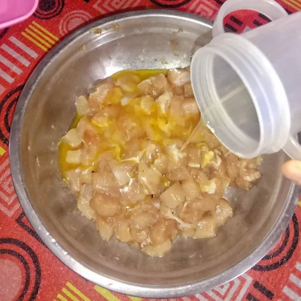 Keluarkan dari kulkas. Tambahkan telur dan margarin cair. Aduk rata.