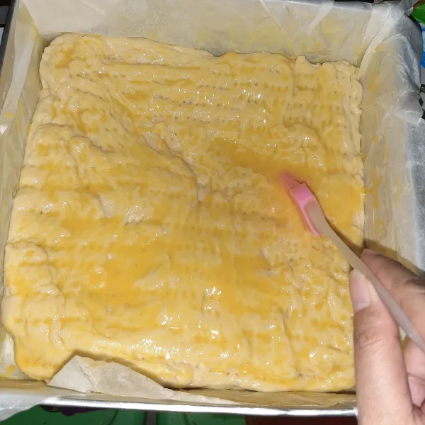 Olesi dengan kuning telur hingga rata.