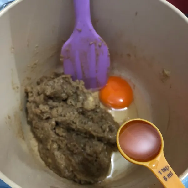 Tambahkan telur dan vanilla ekstrak, aduk hingga rata dengan spatula.