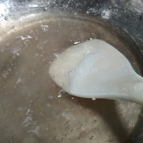 Buat papeda terlebih dahulu, rendam tepung tapioka dengan air. Setelah itu buang air. Sisakan endapan tepung sagu, beri perasan jeruk dan garam tambahkan air panas. Aduk hingga warna tepung sagu menjadi bening, sisihkan.