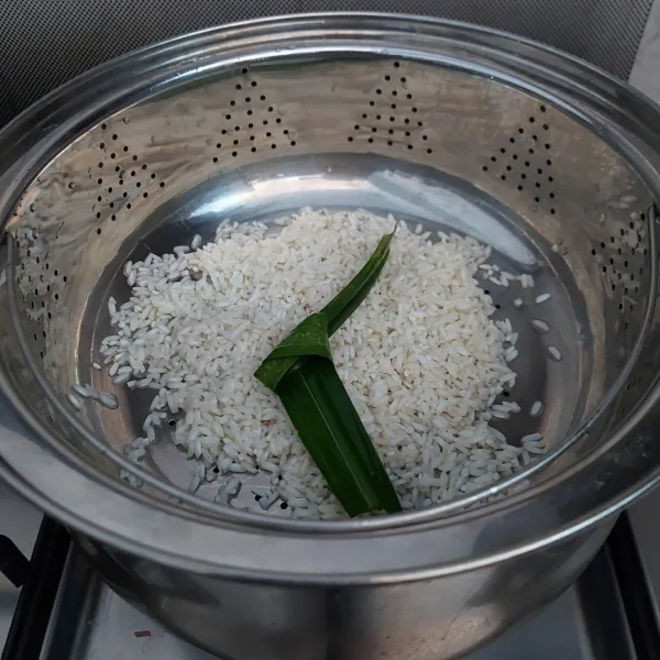 Kukus beras ketan dengan 1 lembar daun pandan selama 10 menit. Matikan api, biarkan dalam keadaan tertutup.
