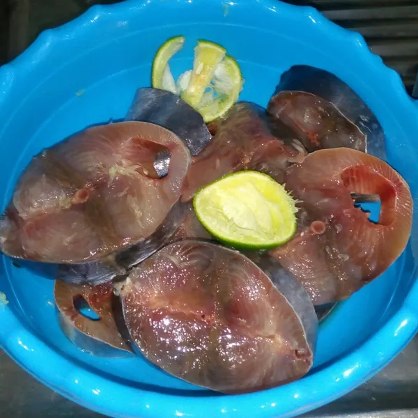 Cuci bersih Ikan tongkol. Kucuri dengan air perasan jeruk nipis. Diamkan 10 menit lalu cuci bersih lagi.