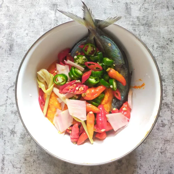 Tambahkan garam, gula pasir, kaldu bubuk dan irisan cabe hijau, cabe merah, serai, dan lengkuas.