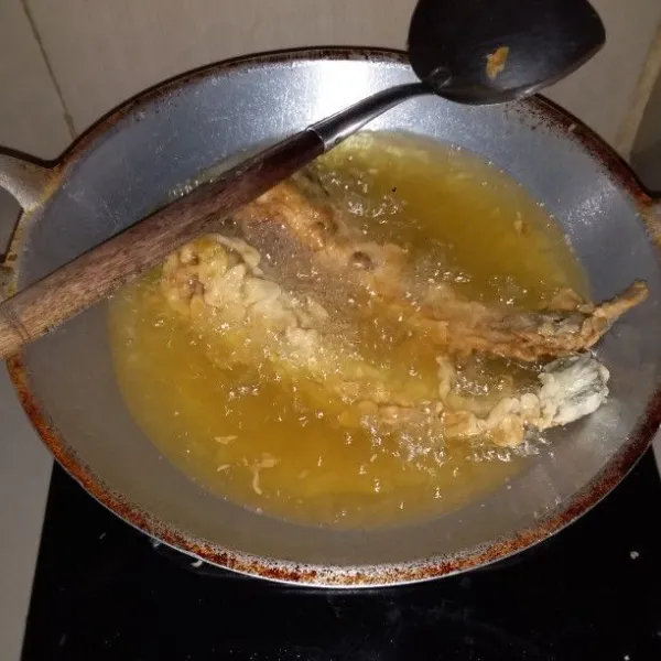 Langsung masukkan ke dalam minyak panas dan banyak. Goreng ikan lele hingga berwarna golden brown. Angkat dan tiriskan. Sajikan ikan lele goreng krispi dengan sambal pecak, nasi hangat dan lalapan.