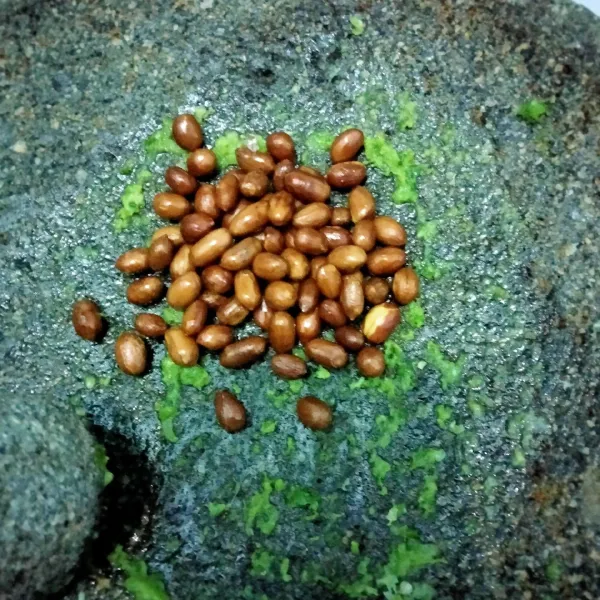 Setelah halus, masukan kacang tanah yang sudah digoreng, giling kasar.