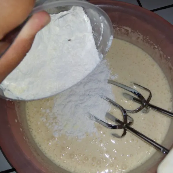 Lanjut masukkan tepung terigu, susu bubuk dan baking powder yang sudah diayak. Mixer asal rata.