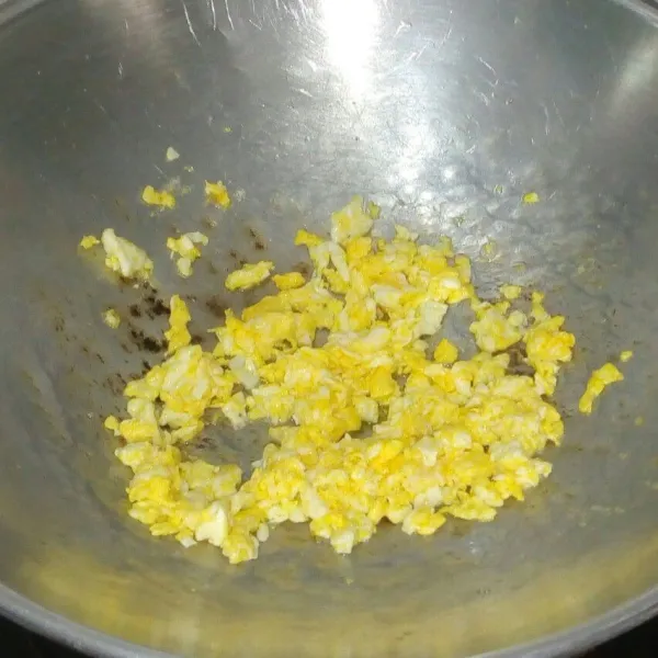 Buat orak-arik telur. Beri sejumput garam lalu angkat.