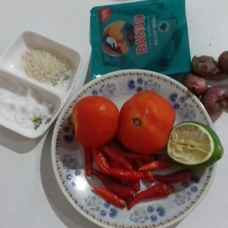 Siapkan bahan sambal colo-colo. Kupas bawang merah.