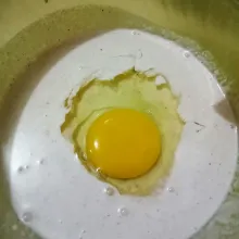 Tambahkan telur, aduk rata.