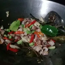 Lalu masukkan cabe merah keriting, cabe rawit merah, daun salam, daun jeruk, serai dan pete, lalu aduk rata.