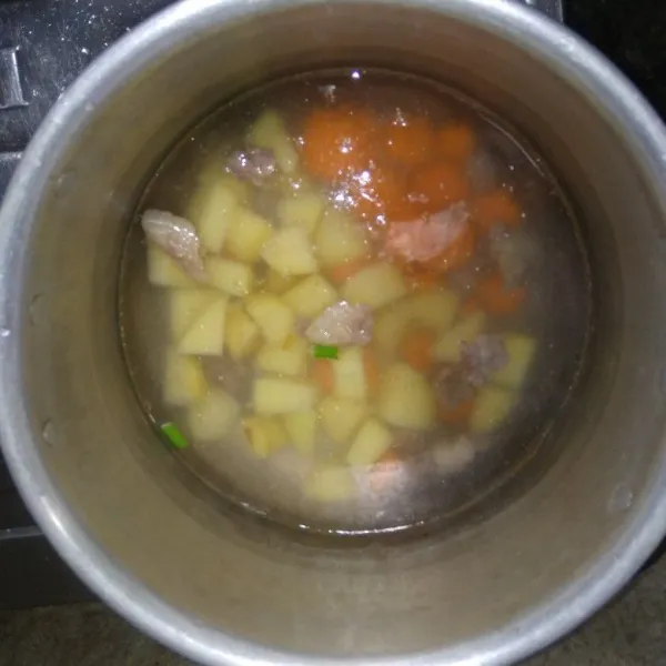 Masukan sayuran pertama wortel dan kentang.