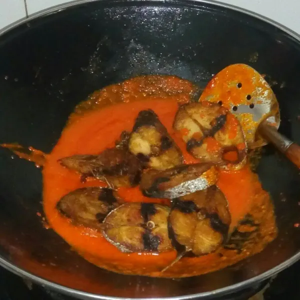 Masukkan ikan. Aduk rata dan masak sampai bumbu menyerap.