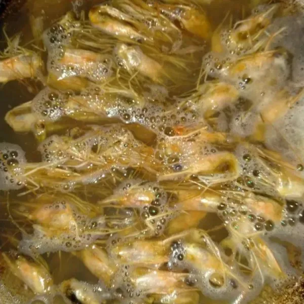Rebus kepala udang hingga berubah warna dan mengeluarkan kaldu udang