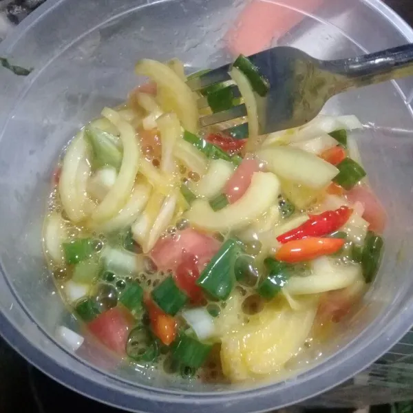 Lalu masukkan semua bahan iris ke kocokan telur, aduk rata.