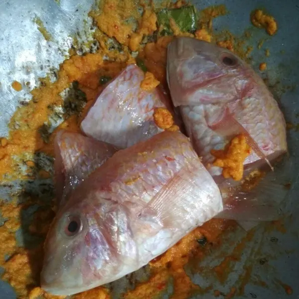 Masukkan ikan yang sudah dicuci bersih.