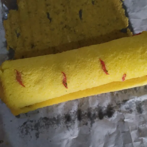 Gulung kue sampai rapi. Potong dan sajikan. Meski kue yang Saya bikin belum sempurna karena kulitnya nempel di alas kertas, tapi ini enak banget, harus coba ya.