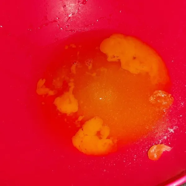 Dalam wadah campurkan telur dan gula lalu aduk dengan wisk