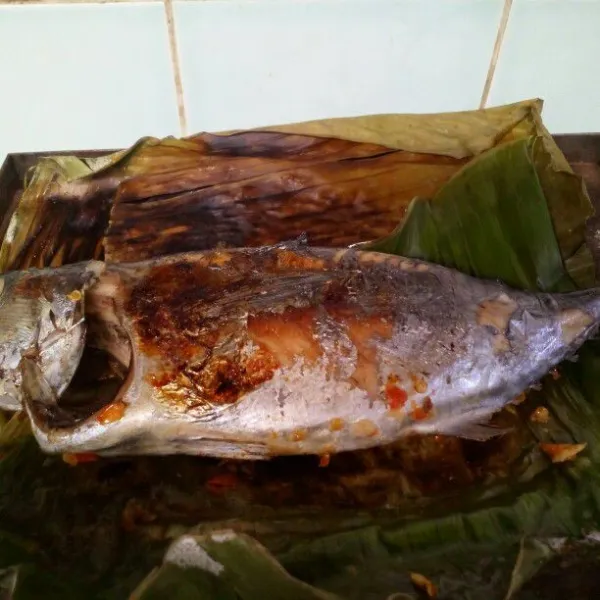 Bakar ikan sambil sesekali dibalik supaya matangnya merata.