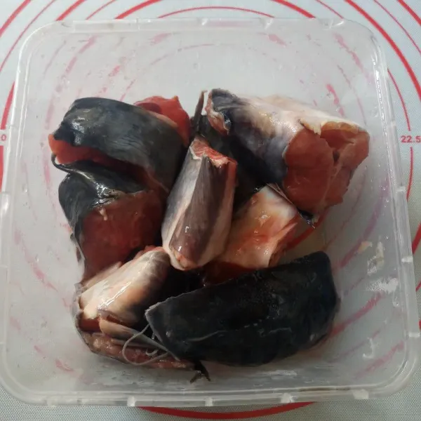 Potong ikan sesuai selera, cuci bersih. Lumuri dengan perasan jeruk nipis. Diamkan minimal 5 menit, bilas kembali. Sisihkan.