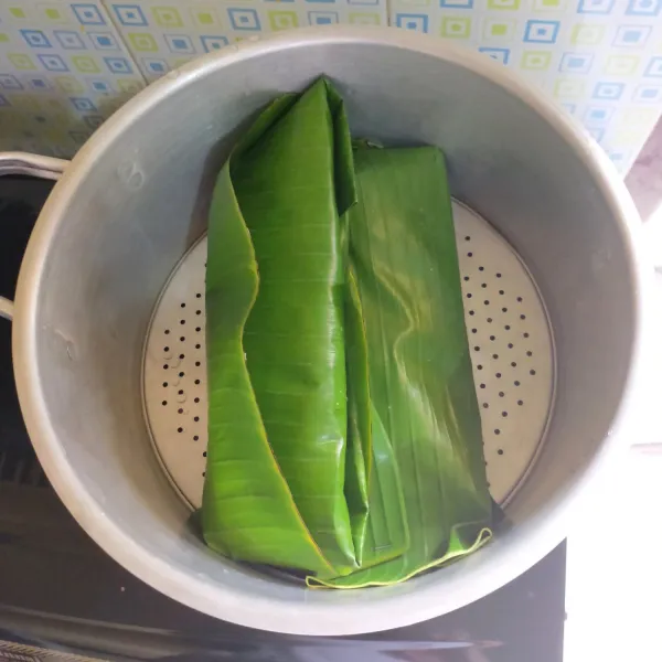 Kukus dalam dandang panas di atas api sedang selama 45 menit hingga matang.